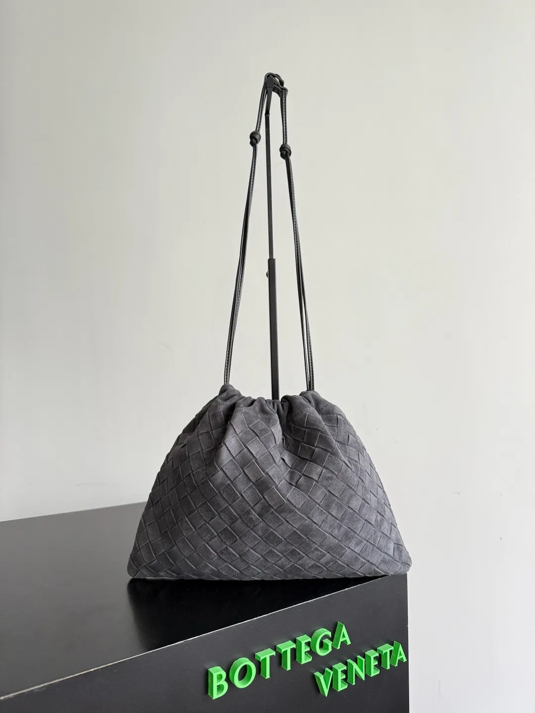 Batch 1560 Armpit bags have become a fashionable item that every girl has in their hands in recent years🛍️. The elegant and simple style has won the love of many people of different ages. However, there is an unavoidable trouble with armpit bags, that is, the capacity is too small, and BOTTEGA VENETA’s new Dustbag Considering people's travel needs, the capacity of the garbage bag has been greatly upgraded. Folding umbrellas, water bottles, and girls' makeup powder and lipstick can all be accommodated😎😎. Not only that, considering the increasing number of travel supplies, the inside of the bag is made of technical nylon material, which is very light It is resistant to dirt and can reduce the burden to a certain extent even if you have a lot of things when traveling. The shoulder straps are designed with knots and can be changed at will. They can be used in the hand or as the liner of a large bag. After the drawstring is drawn, it looks like a cloud bag. It is very suitable for concave styling when traveling in autumn and winter🙋🏻‍♀️ Style number: 796728 Size: 32*23*1cm